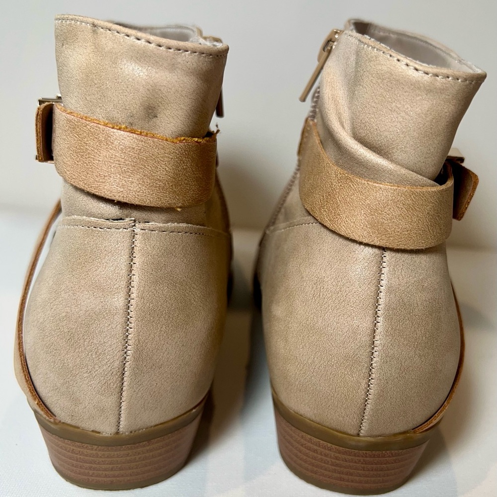 Kenneth Cole Gold Logo Women’s Size 5 Ankle Boot Two Tone Low Heel - Picture 5 of 9